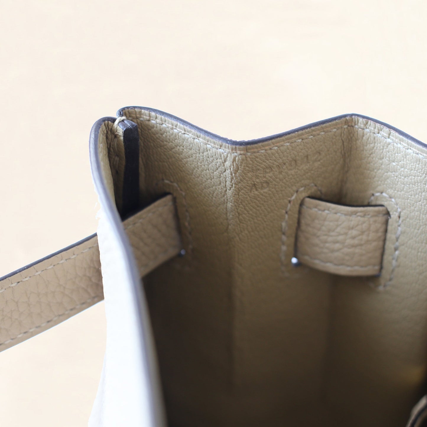 Hermès | Trench Togo Retourne Kelly - Gold Hardware | 32