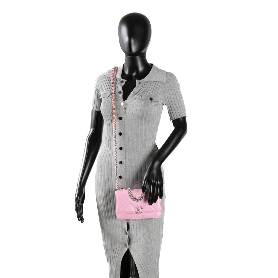 CHANEL 19 Wallet on Chain - Pink