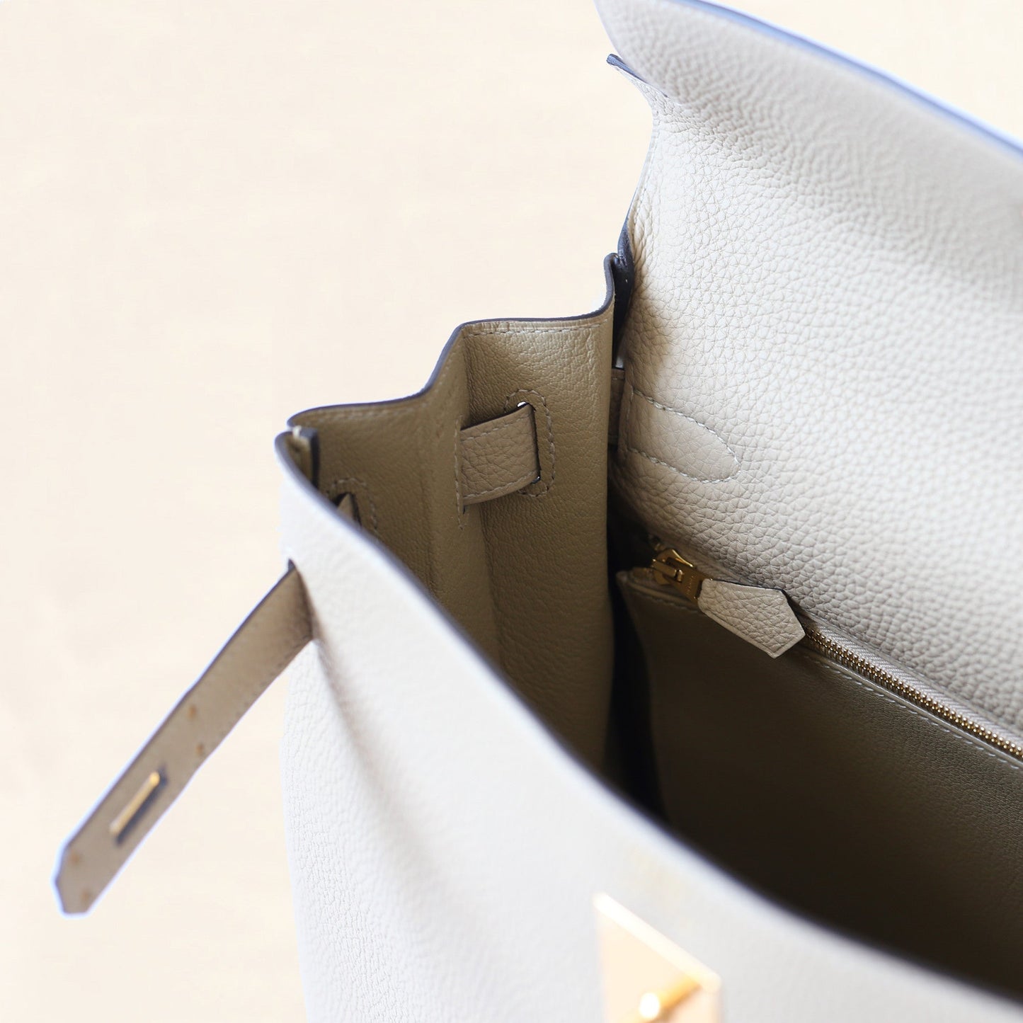 Hermès | Trench Togo Retourne Kelly - Gold Hardware | 32
