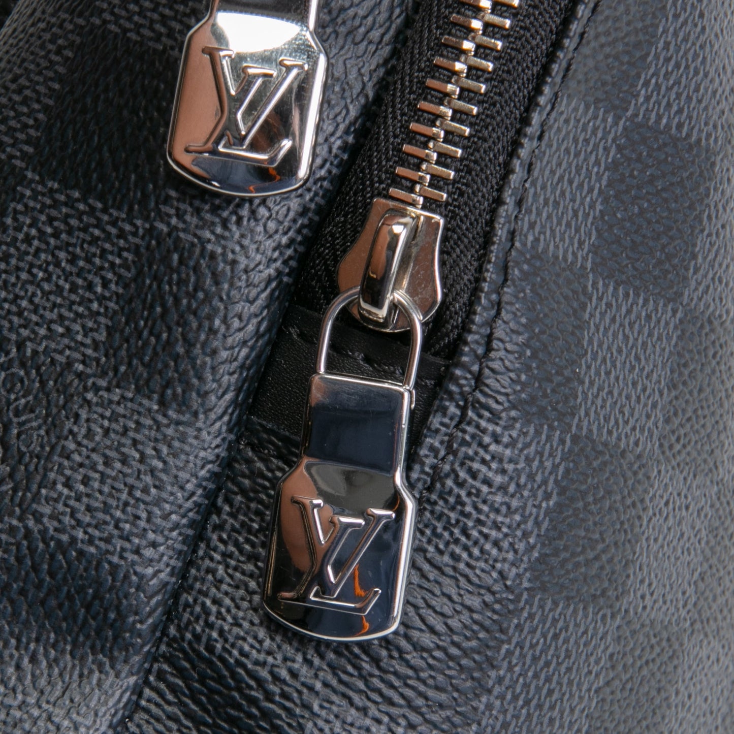 LOUIS VUITTON Avenue Slingbag - Damier Graphite